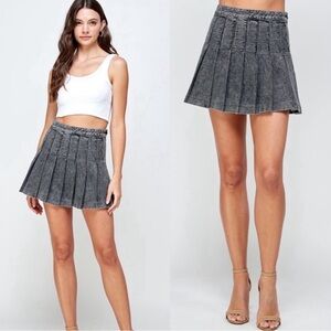 Signature8 Pleated Mini Skirt – Size Medium